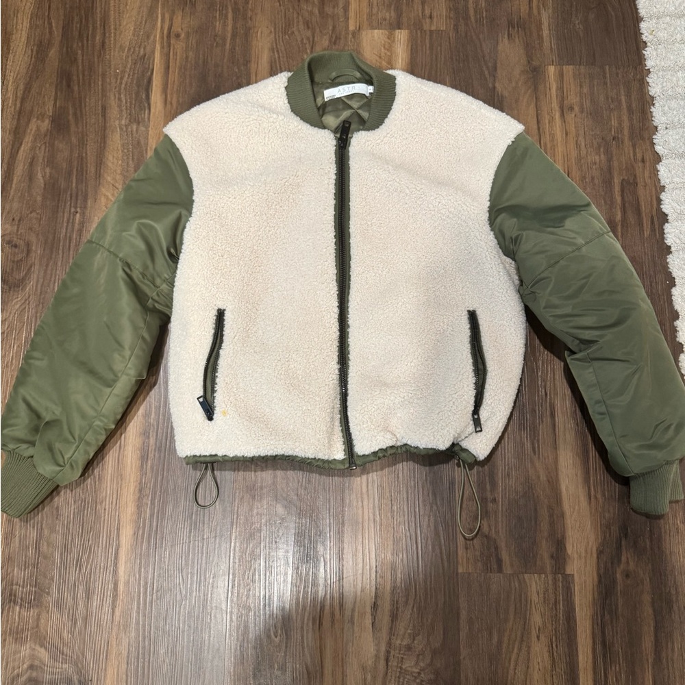 ASTR- Tegan Faux Puffer Jacket
Green&Cream Bomber Jacket! New without tags!